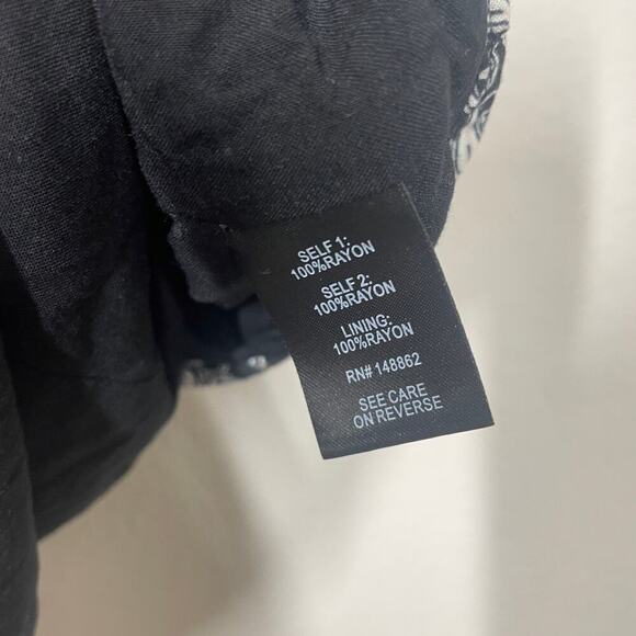 Torrid Plus Size 3/3X Challis Smocked Cropped Top Black Flutter Sleeves Geo - Picture 8 of 9